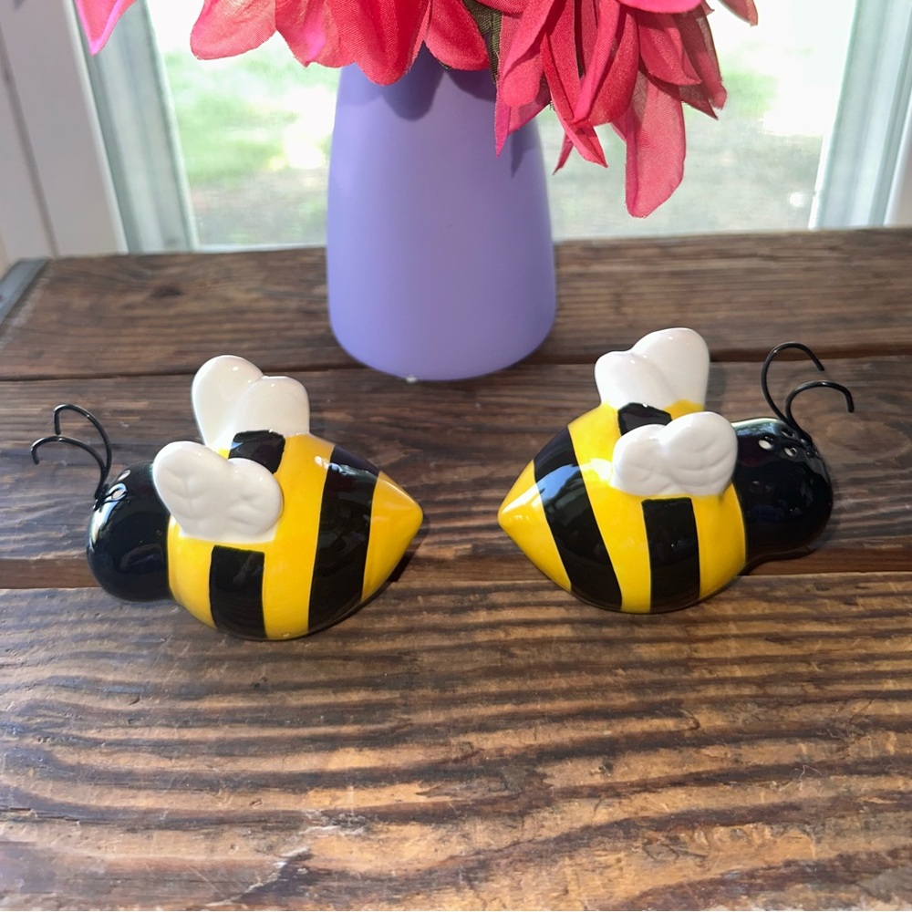 Busy Bumblebee Salt and Pepper Shakers - NIB - Picture 4 of 7